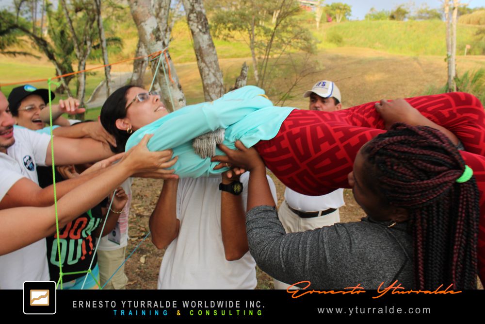 Actividades outdoor de Team Building en Panamá, con dinámicas de cuerdas que impulsan la comunicación efectiva y la confianza.