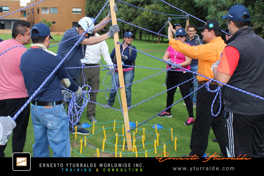 Talleres de Cuerdas Panamá, actividades outdoor para mejorar coordinación, confianza y resultados.