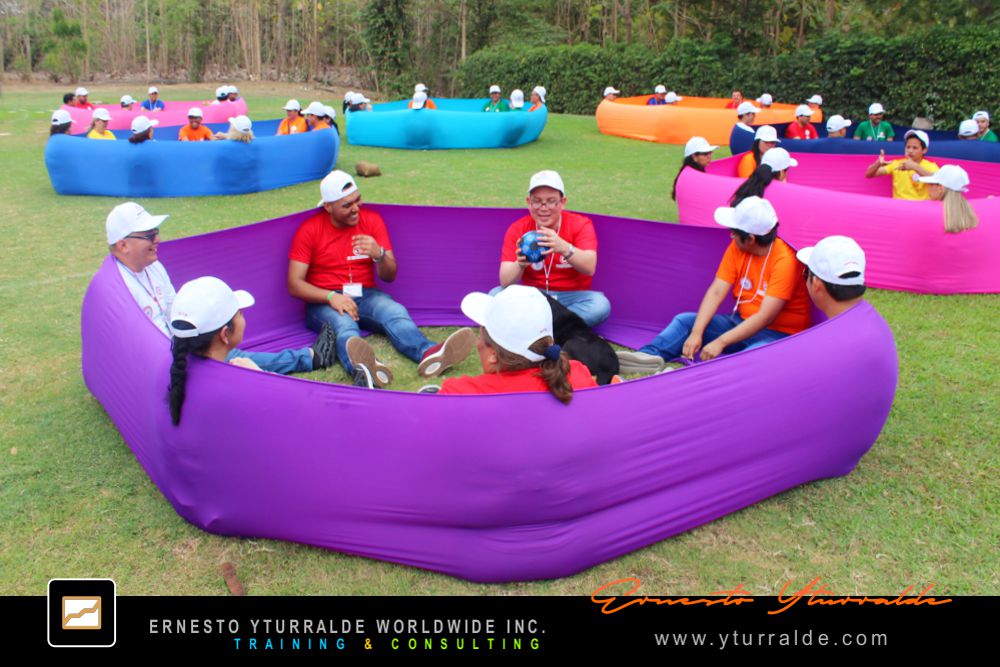 Team Building Panamá, prácticas de cuerdas para desarrollar confianza y pensamiento en equipo.